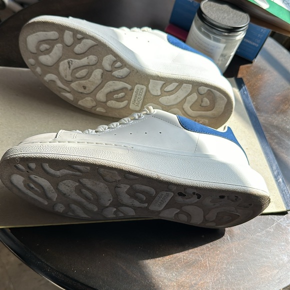 Lightly worn, worn once and never wore again. No box just the sneakers.Authentic - Picture 4 of 9